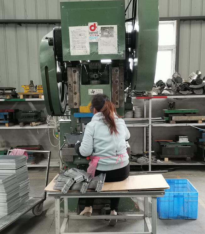 石家庄铝瓦厂家分享:冲压模具的工作原理